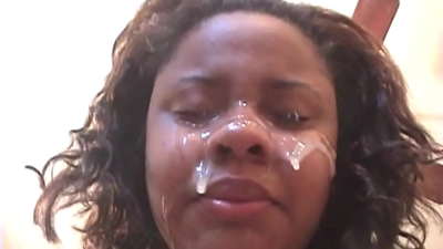 Faigheann cailín dubh Brasaíle cum ar a aghaidh tar éis gnéas anal le dick mór